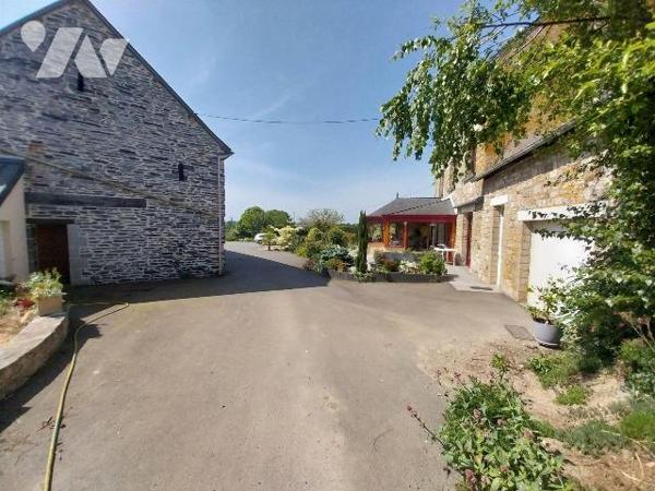 Au sud de VITRE, dans un petit hameau, A VENDRE belle maison en pierres et ses dépendances.
La...