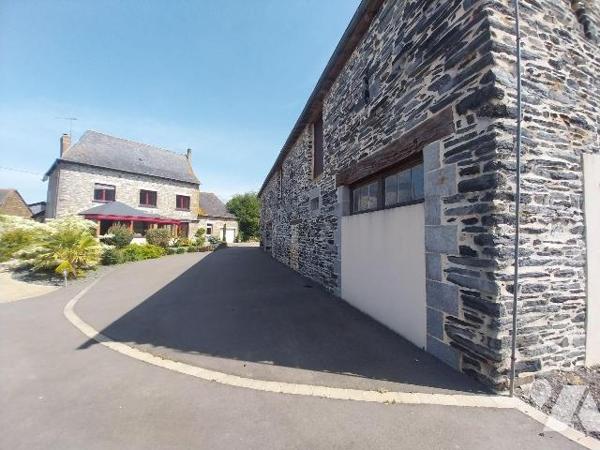 Au sud de VITRE, dans un petit hameau, A VENDRE belle maison en pierres et ses dépendances.
La...