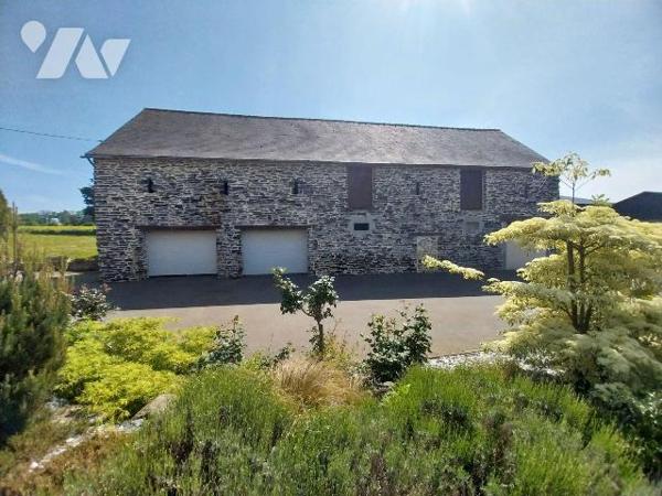 Au sud de VITRE, dans un petit hameau, A VENDRE belle maison en pierres et ses dépendances.
La...