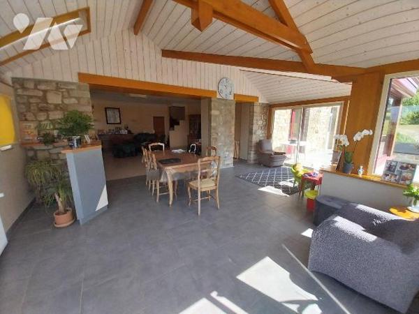 Au sud de VITRE, dans un petit hameau, A VENDRE belle maison en pierres et ses dépendances.
La...