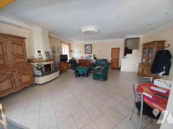 Au sud de VITRE, dans un petit hameau, A VENDRE belle maison en pierres et ses dépendances.
La...