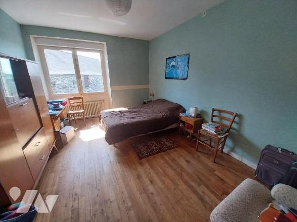 Au sud de VITRE, dans un petit hameau, A VENDRE belle maison en pierres et ses dépendances.
La...