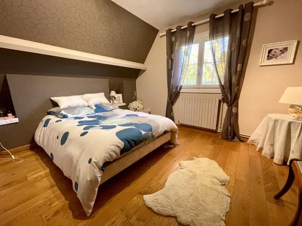 Maison 5 chambres, sous-sol total + 2 hangars pour activité professionnelle ou stockage