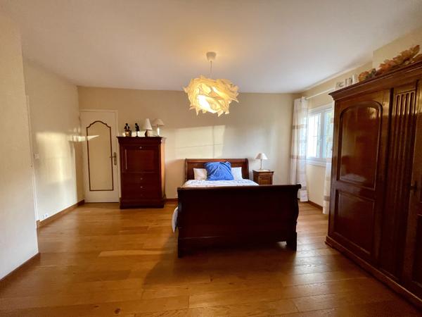 Maison 5 chambres, sous-sol total + 2 hangars pour activité professionnelle ou stockage