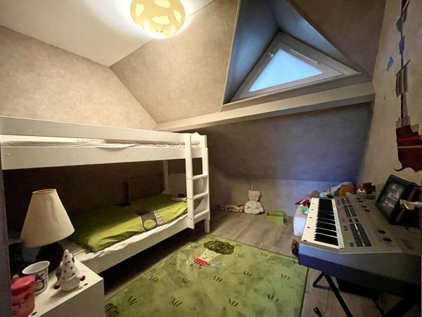 Maison 5 chambres, sous-sol total + 2 hangars pour activité professionnelle ou stockage
