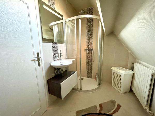 Maison 5 chambres, sous-sol total + 2 hangars pour activité professionnelle ou stockage