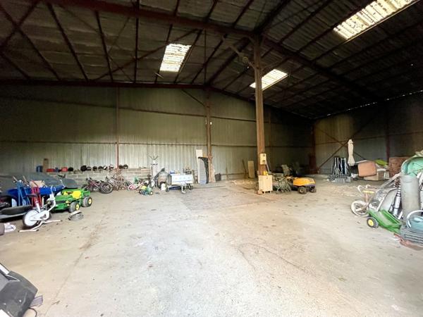 Maison 5 chambres, sous-sol total + 2 hangars pour activité professionnelle ou stockage