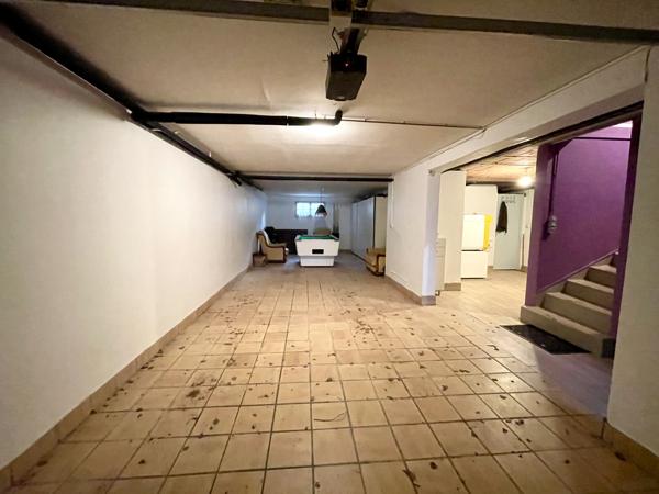 Maison 5 chambres, sous-sol total + 2 hangars pour activité professionnelle ou stockage