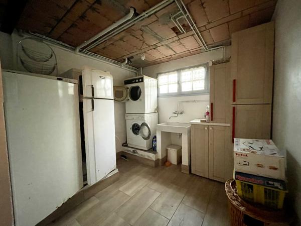 Maison 5 chambres, sous-sol total + 2 hangars pour activité professionnelle ou stockage