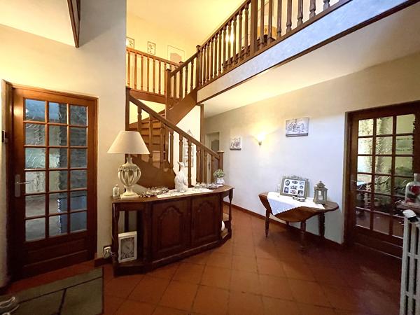 Maison 5 chambres, sous-sol total + 2 hangars pour activité professionnelle ou stockage
