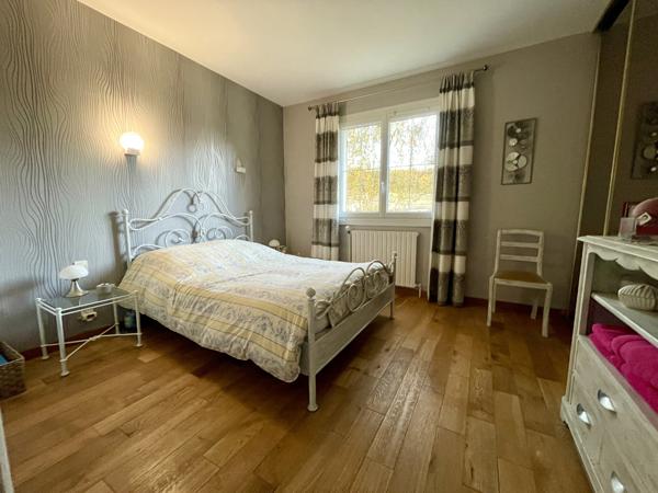 Maison 5 chambres, sous-sol total + 2 hangars pour activité professionnelle ou stockage