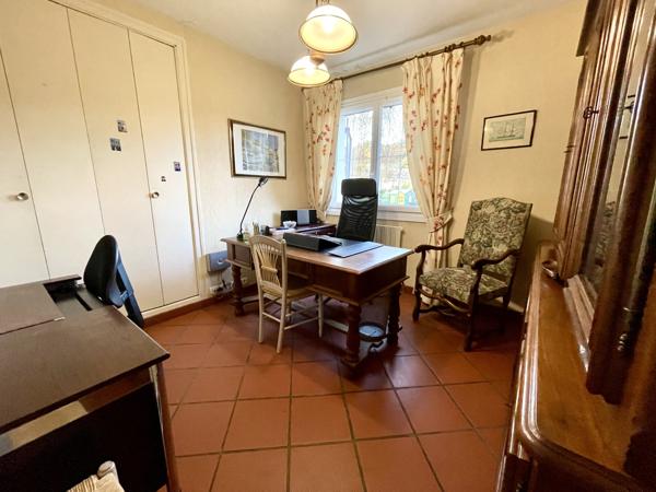 Maison 5 chambres, sous-sol total + 2 hangars pour activité professionnelle ou stockage