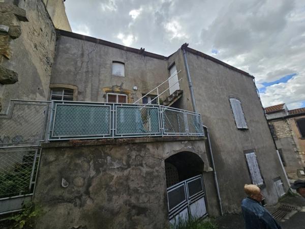 Maison à rénover 5 pièces au coeur du village de VEYRE MONTON