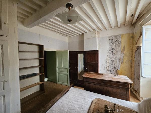 Maison à rénover 5 pièces au coeur du village de VEYRE MONTON