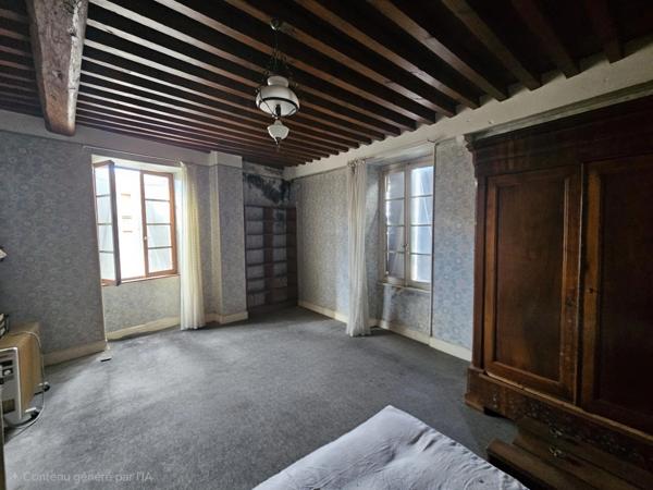 Maison à rénover 5 pièces au coeur du village de VEYRE MONTON
