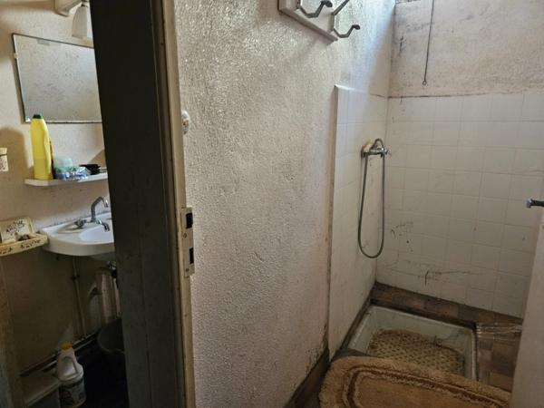 Maison à rénover 5 pièces au coeur du village de VEYRE MONTON