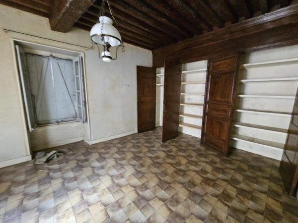Maison à rénover 5 pièces au coeur du village de VEYRE MONTON