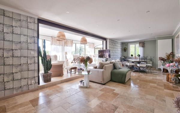 Maison à vendre    8 pièces • 223,57 m2 Charbonnières-les-Bains