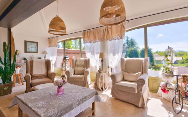 Maison à vendre    8 pièces • 223,57 m2 Charbonnières-les-Bains