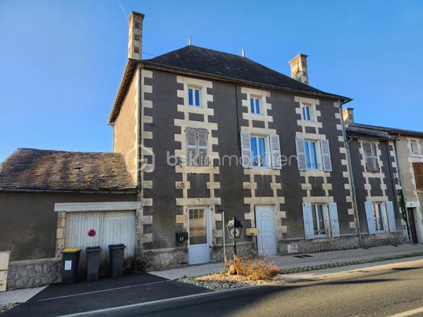 À Rouillé, au cœur du bourg, découvrez cette maison de caractère du XIXe siècle entièrement rénovée, accompagnée d’un appartement indépendant déjà exploité en location saisonnière. Une configuration rare pour vivre dans le charme de l’ancien tout en bénéficiant d’un complément de revenu.

La maison, 148 m²
Derrière ses murs en pierre et sa toiture en ardoise, la maison a été rénovée avec soin en conservant le cachet d’origine et ses beaux parquets anciens. Elle offre :

au rez-de-chaussée, une pièce modulable : salle de jeux, bibliothèque ou espace d’accueil ;
1er étage une grande pièce de vie lumineuse avec cuisine ouverte ; une salle d'eau avec WC
2ème étage : trois chambres et une salle de bain, WC séparé ;
une terrasse en bois avec bar, idéale pour les soirées d’été ;
en cave, un espace détente avec sauna et emplacement prévu pour un jacuzzi.

L’appartement, 57 m²
Totalement indépendant et entièrement meublé pour poursuivre la location en meublé de tourisme, il comprend un séjour avec cuisine ouverte, une salle d’eau et un WC séparé au rez-de-chaussée, deux chambres à l’étage et sa propre terrasse en bois qui acceuil un jacuzzi. Loué en meublé de tourisme depuis 4 ans, il génère environ 14 000 € de chiffre d’affaires par an, pour 150 à 160 nuitées. Historique de réservations communicable sur demande.

Deux projets possibles

Vous cherchez une maison familiale : installez-vous dans la maison et poursuivez la location de l’appartement. Ces revenus peuvent alléger sensiblement vos mensualités de crédit.
Vous êtes investisseur : reprenez un ensemble rénové et rentable dès l’acquisition, avec un potentiel locatif sur les deux logements.

Les plus
Rénovation complète (isolation, électricité, plomberie, menuiseries), compteurs séparés pour chaque logement, raccordement au tout-à-l’égout, garage avec accès direct sur rue, terrain d’environ 600 m².

Produit Rare!
A découvrir rapidement !