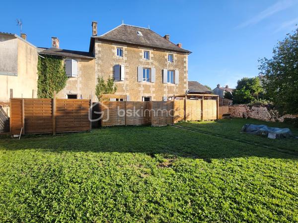 À Rouillé, au cœur du bourg, découvrez cette maison de caractère du XIXe siècle entièrement rénovée, accompagnée d’un appartement indépendant déjà exploité en location saisonnière. Une configuration rare pour vivre dans le charme de l’ancien tout en bénéficiant d’un complément de revenu.

La maison, 148 m²
Derrière ses murs en pierre et sa toiture en ardoise, la maison a été rénovée avec soin en conservant le cachet d’origine et ses beaux parquets anciens. Elle offre :

au rez-de-chaussée, une pièce modulable : salle de jeux, bibliothèque ou espace d’accueil ;
1er étage une grande pièce de vie lumineuse avec cuisine ouverte ; une salle d'eau avec WC
2ème étage : trois chambres et une salle de bain, WC séparé ;
une terrasse en bois avec bar, idéale pour les soirées d’été ;
en cave, un espace détente avec sauna et emplacement prévu pour un jacuzzi.

L’appartement, 57 m²
Totalement indépendant et entièrement meublé pour poursuivre la location en meublé de tourisme, il comprend un séjour avec cuisine ouverte, une salle d’eau et un WC séparé au rez-de-chaussée, deux chambres à l’étage et sa propre terrasse en bois qui acceuil un jacuzzi. Loué en meublé de tourisme depuis 4 ans, il génère environ 14 000 € de chiffre d’affaires par an, pour 150 à 160 nuitées. Historique de réservations communicable sur demande.

Deux projets possibles

Vous cherchez une maison familiale : installez-vous dans la maison et poursuivez la location de l’appartement. Ces revenus peuvent alléger sensiblement vos mensualités de crédit.
Vous êtes investisseur : reprenez un ensemble rénové et rentable dès l’acquisition, avec un potentiel locatif sur les deux logements.

Les plus
Rénovation complète (isolation, électricité, plomberie, menuiseries), compteurs séparés pour chaque logement, raccordement au tout-à-l’égout, garage avec accès direct sur rue, terrain d’environ 600 m².

Produit Rare!
A découvrir rapidement !