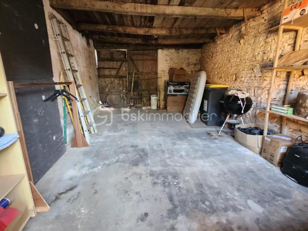 À Rouillé, au cœur du bourg, découvrez cette maison de caractère du XIXe siècle entièrement rénovée, accompagnée d’un appartement indépendant déjà exploité en location saisonnière. Une configuration rare pour vivre dans le charme de l’ancien tout en bénéficiant d’un complément de revenu.

La maison, 148 m²
Derrière ses murs en pierre et sa toiture en ardoise, la maison a été rénovée avec soin en conservant le cachet d’origine et ses beaux parquets anciens. Elle offre :

au rez-de-chaussée, une pièce modulable : salle de jeux, bibliothèque ou espace d’accueil ;
1er étage une grande pièce de vie lumineuse avec cuisine ouverte ; une salle d'eau avec WC
2ème étage : trois chambres et une salle de bain, WC séparé ;
une terrasse en bois avec bar, idéale pour les soirées d’été ;
en cave, un espace détente avec sauna et emplacement prévu pour un jacuzzi.

L’appartement, 57 m²
Totalement indépendant et entièrement meublé pour poursuivre la location en meublé de tourisme, il comprend un séjour avec cuisine ouverte, une salle d’eau et un WC séparé au rez-de-chaussée, deux chambres à l’étage et sa propre terrasse en bois qui acceuil un jacuzzi. Loué en meublé de tourisme depuis 4 ans, il génère environ 14 000 € de chiffre d’affaires par an, pour 150 à 160 nuitées. Historique de réservations communicable sur demande.

Deux projets possibles

Vous cherchez une maison familiale : installez-vous dans la maison et poursuivez la location de l’appartement. Ces revenus peuvent alléger sensiblement vos mensualités de crédit.
Vous êtes investisseur : reprenez un ensemble rénové et rentable dès l’acquisition, avec un potentiel locatif sur les deux logements.

Les plus
Rénovation complète (isolation, électricité, plomberie, menuiseries), compteurs séparés pour chaque logement, raccordement au tout-à-l’égout, garage avec accès direct sur rue, terrain d’environ 600 m².

Produit Rare!
A découvrir rapidement !