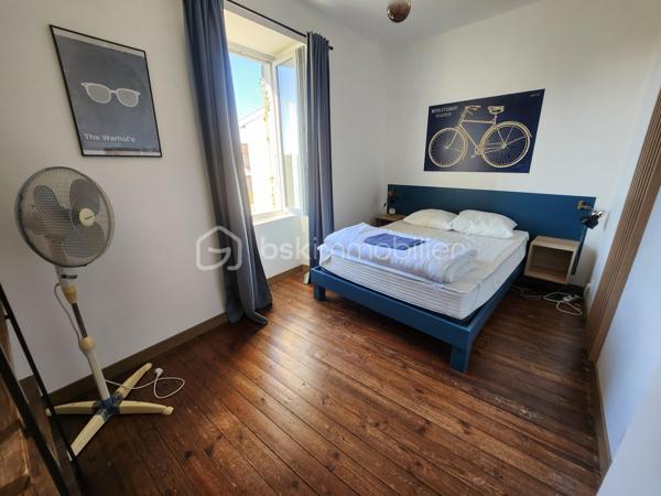 À Rouillé, au cœur du bourg, découvrez cette maison de caractère du XIXe siècle entièrement rénovée, accompagnée d’un appartement indépendant déjà exploité en location saisonnière. Une configuration rare pour vivre dans le charme de l’ancien tout en bénéficiant d’un complément de revenu.

La maison, 148 m²
Derrière ses murs en pierre et sa toiture en ardoise, la maison a été rénovée avec soin en conservant le cachet d’origine et ses beaux parquets anciens. Elle offre :

au rez-de-chaussée, une pièce modulable : salle de jeux, bibliothèque ou espace d’accueil ;
1er étage une grande pièce de vie lumineuse avec cuisine ouverte ; une salle d'eau avec WC
2ème étage : trois chambres et une salle de bain, WC séparé ;
une terrasse en bois avec bar, idéale pour les soirées d’été ;
en cave, un espace détente avec sauna et emplacement prévu pour un jacuzzi.

L’appartement, 57 m²
Totalement indépendant et entièrement meublé pour poursuivre la location en meublé de tourisme, il comprend un séjour avec cuisine ouverte, une salle d’eau et un WC séparé au rez-de-chaussée, deux chambres à l’étage et sa propre terrasse en bois qui acceuil un jacuzzi. Loué en meublé de tourisme depuis 4 ans, il génère environ 14 000 € de chiffre d’affaires par an, pour 150 à 160 nuitées. Historique de réservations communicable sur demande.

Deux projets possibles

Vous cherchez une maison familiale : installez-vous dans la maison et poursuivez la location de l’appartement. Ces revenus peuvent alléger sensiblement vos mensualités de crédit.
Vous êtes investisseur : reprenez un ensemble rénové et rentable dès l’acquisition, avec un potentiel locatif sur les deux logements.

Les plus
Rénovation complète (isolation, électricité, plomberie, menuiseries), compteurs séparés pour chaque logement, raccordement au tout-à-l’égout, garage avec accès direct sur rue, terrain d’environ 600 m².

Produit Rare!
A découvrir rapidement !