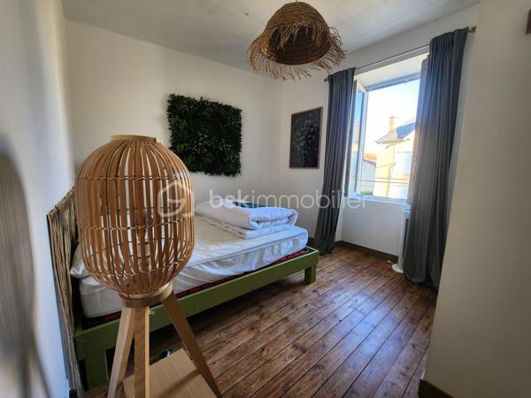 À Rouillé, au cœur du bourg, découvrez cette maison de caractère du XIXe siècle entièrement rénovée, accompagnée d’un appartement indépendant déjà exploité en location saisonnière. Une configuration rare pour vivre dans le charme de l’ancien tout en bénéficiant d’un complément de revenu.

La maison, 148 m²
Derrière ses murs en pierre et sa toiture en ardoise, la maison a été rénovée avec soin en conservant le cachet d’origine et ses beaux parquets anciens. Elle offre :

au rez-de-chaussée, une pièce modulable : salle de jeux, bibliothèque ou espace d’accueil ;
1er étage une grande pièce de vie lumineuse avec cuisine ouverte ; une salle d'eau avec WC
2ème étage : trois chambres et une salle de bain, WC séparé ;
une terrasse en bois avec bar, idéale pour les soirées d’été ;
en cave, un espace détente avec sauna et emplacement prévu pour un jacuzzi.

L’appartement, 57 m²
Totalement indépendant et entièrement meublé pour poursuivre la location en meublé de tourisme, il comprend un séjour avec cuisine ouverte, une salle d’eau et un WC séparé au rez-de-chaussée, deux chambres à l’étage et sa propre terrasse en bois qui acceuil un jacuzzi. Loué en meublé de tourisme depuis 4 ans, il génère environ 14 000 € de chiffre d’affaires par an, pour 150 à 160 nuitées. Historique de réservations communicable sur demande.

Deux projets possibles

Vous cherchez une maison familiale : installez-vous dans la maison et poursuivez la location de l’appartement. Ces revenus peuvent alléger sensiblement vos mensualités de crédit.
Vous êtes investisseur : reprenez un ensemble rénové et rentable dès l’acquisition, avec un potentiel locatif sur les deux logements.

Les plus
Rénovation complète (isolation, électricité, plomberie, menuiseries), compteurs séparés pour chaque logement, raccordement au tout-à-l’égout, garage avec accès direct sur rue, terrain d’environ 600 m².

Produit Rare!
A découvrir rapidement !