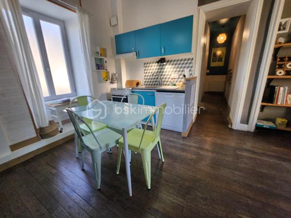 À Rouillé, au cœur du bourg, découvrez cette maison de caractère du XIXe siècle entièrement rénovée, accompagnée d’un appartement indépendant déjà exploité en location saisonnière. Une configuration rare pour vivre dans le charme de l’ancien tout en bénéficiant d’un complément de revenu.

La maison, 148 m²
Derrière ses murs en pierre et sa toiture en ardoise, la maison a été rénovée avec soin en conservant le cachet d’origine et ses beaux parquets anciens. Elle offre :

au rez-de-chaussée, une pièce modulable : salle de jeux, bibliothèque ou espace d’accueil ;
1er étage une grande pièce de vie lumineuse avec cuisine ouverte ; une salle d'eau avec WC
2ème étage : trois chambres et une salle de bain, WC séparé ;
une terrasse en bois avec bar, idéale pour les soirées d’été ;
en cave, un espace détente avec sauna et emplacement prévu pour un jacuzzi.

L’appartement, 57 m²
Totalement indépendant et entièrement meublé pour poursuivre la location en meublé de tourisme, il comprend un séjour avec cuisine ouverte, une salle d’eau et un WC séparé au rez-de-chaussée, deux chambres à l’étage et sa propre terrasse en bois qui acceuil un jacuzzi. Loué en meublé de tourisme depuis 4 ans, il génère environ 14 000 € de chiffre d’affaires par an, pour 150 à 160 nuitées. Historique de réservations communicable sur demande.

Deux projets possibles

Vous cherchez une maison familiale : installez-vous dans la maison et poursuivez la location de l’appartement. Ces revenus peuvent alléger sensiblement vos mensualités de crédit.
Vous êtes investisseur : reprenez un ensemble rénové et rentable dès l’acquisition, avec un potentiel locatif sur les deux logements.

Les plus
Rénovation complète (isolation, électricité, plomberie, menuiseries), compteurs séparés pour chaque logement, raccordement au tout-à-l’égout, garage avec accès direct sur rue, terrain d’environ 600 m².

Produit Rare!
A découvrir rapidement !