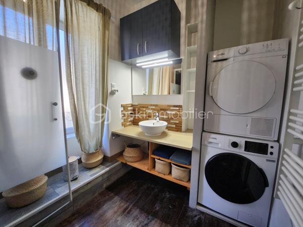 À Rouillé, au cœur du bourg, découvrez cette maison de caractère du XIXe siècle entièrement rénovée, accompagnée d’un appartement indépendant déjà exploité en location saisonnière. Une configuration rare pour vivre dans le charme de l’ancien tout en bénéficiant d’un complément de revenu.

La maison, 148 m²
Derrière ses murs en pierre et sa toiture en ardoise, la maison a été rénovée avec soin en conservant le cachet d’origine et ses beaux parquets anciens. Elle offre :

au rez-de-chaussée, une pièce modulable : salle de jeux, bibliothèque ou espace d’accueil ;
1er étage une grande pièce de vie lumineuse avec cuisine ouverte ; une salle d'eau avec WC
2ème étage : trois chambres et une salle de bain, WC séparé ;
une terrasse en bois avec bar, idéale pour les soirées d’été ;
en cave, un espace détente avec sauna et emplacement prévu pour un jacuzzi.

L’appartement, 57 m²
Totalement indépendant et entièrement meublé pour poursuivre la location en meublé de tourisme, il comprend un séjour avec cuisine ouverte, une salle d’eau et un WC séparé au rez-de-chaussée, deux chambres à l’étage et sa propre terrasse en bois qui acceuil un jacuzzi. Loué en meublé de tourisme depuis 4 ans, il génère environ 14 000 € de chiffre d’affaires par an, pour 150 à 160 nuitées. Historique de réservations communicable sur demande.

Deux projets possibles

Vous cherchez une maison familiale : installez-vous dans la maison et poursuivez la location de l’appartement. Ces revenus peuvent alléger sensiblement vos mensualités de crédit.
Vous êtes investisseur : reprenez un ensemble rénové et rentable dès l’acquisition, avec un potentiel locatif sur les deux logements.

Les plus
Rénovation complète (isolation, électricité, plomberie, menuiseries), compteurs séparés pour chaque logement, raccordement au tout-à-l’égout, garage avec accès direct sur rue, terrain d’environ 600 m².

Produit Rare!
A découvrir rapidement !