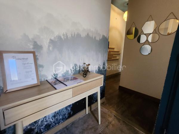 À Rouillé, au cœur du bourg, découvrez cette maison de caractère du XIXe siècle entièrement rénovée, accompagnée d’un appartement indépendant déjà exploité en location saisonnière. Une configuration rare pour vivre dans le charme de l’ancien tout en bénéficiant d’un complément de revenu.

La maison, 148 m²
Derrière ses murs en pierre et sa toiture en ardoise, la maison a été rénovée avec soin en conservant le cachet d’origine et ses beaux parquets anciens. Elle offre :

au rez-de-chaussée, une pièce modulable : salle de jeux, bibliothèque ou espace d’accueil ;
1er étage une grande pièce de vie lumineuse avec cuisine ouverte ; une salle d'eau avec WC
2ème étage : trois chambres et une salle de bain, WC séparé ;
une terrasse en bois avec bar, idéale pour les soirées d’été ;
en cave, un espace détente avec sauna et emplacement prévu pour un jacuzzi.

L’appartement, 57 m²
Totalement indépendant et entièrement meublé pour poursuivre la location en meublé de tourisme, il comprend un séjour avec cuisine ouverte, une salle d’eau et un WC séparé au rez-de-chaussée, deux chambres à l’étage et sa propre terrasse en bois qui acceuil un jacuzzi. Loué en meublé de tourisme depuis 4 ans, il génère environ 14 000 € de chiffre d’affaires par an, pour 150 à 160 nuitées. Historique de réservations communicable sur demande.

Deux projets possibles

Vous cherchez une maison familiale : installez-vous dans la maison et poursuivez la location de l’appartement. Ces revenus peuvent alléger sensiblement vos mensualités de crédit.
Vous êtes investisseur : reprenez un ensemble rénové et rentable dès l’acquisition, avec un potentiel locatif sur les deux logements.

Les plus
Rénovation complète (isolation, électricité, plomberie, menuiseries), compteurs séparés pour chaque logement, raccordement au tout-à-l’égout, garage avec accès direct sur rue, terrain d’environ 600 m².

Produit Rare!
A découvrir rapidement !