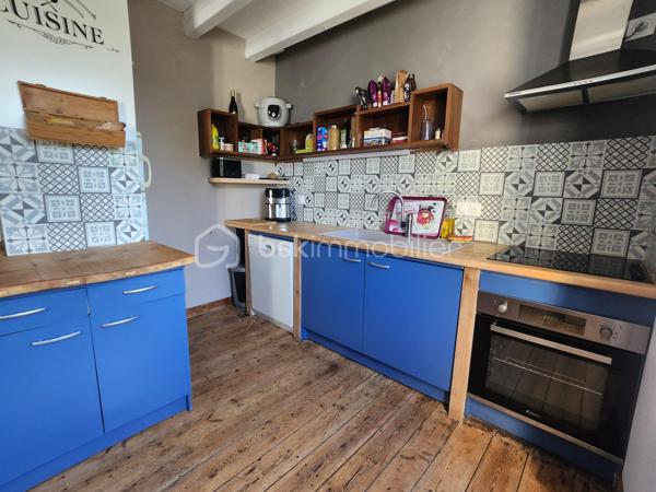 À Rouillé, au cœur du bourg, découvrez cette maison de caractère du XIXe siècle entièrement rénovée, accompagnée d’un appartement indépendant déjà exploité en location saisonnière. Une configuration rare pour vivre dans le charme de l’ancien tout en bénéficiant d’un complément de revenu.

La maison, 148 m²
Derrière ses murs en pierre et sa toiture en ardoise, la maison a été rénovée avec soin en conservant le cachet d’origine et ses beaux parquets anciens. Elle offre :

au rez-de-chaussée, une pièce modulable : salle de jeux, bibliothèque ou espace d’accueil ;
1er étage une grande pièce de vie lumineuse avec cuisine ouverte ; une salle d'eau avec WC
2ème étage : trois chambres et une salle de bain, WC séparé ;
une terrasse en bois avec bar, idéale pour les soirées d’été ;
en cave, un espace détente avec sauna et emplacement prévu pour un jacuzzi.

L’appartement, 57 m²
Totalement indépendant et entièrement meublé pour poursuivre la location en meublé de tourisme, il comprend un séjour avec cuisine ouverte, une salle d’eau et un WC séparé au rez-de-chaussée, deux chambres à l’étage et sa propre terrasse en bois qui acceuil un jacuzzi. Loué en meublé de tourisme depuis 4 ans, il génère environ 14 000 € de chiffre d’affaires par an, pour 150 à 160 nuitées. Historique de réservations communicable sur demande.

Deux projets possibles

Vous cherchez une maison familiale : installez-vous dans la maison et poursuivez la location de l’appartement. Ces revenus peuvent alléger sensiblement vos mensualités de crédit.
Vous êtes investisseur : reprenez un ensemble rénové et rentable dès l’acquisition, avec un potentiel locatif sur les deux logements.

Les plus
Rénovation complète (isolation, électricité, plomberie, menuiseries), compteurs séparés pour chaque logement, raccordement au tout-à-l’égout, garage avec accès direct sur rue, terrain d’environ 600 m².

Produit Rare!
A découvrir rapidement !