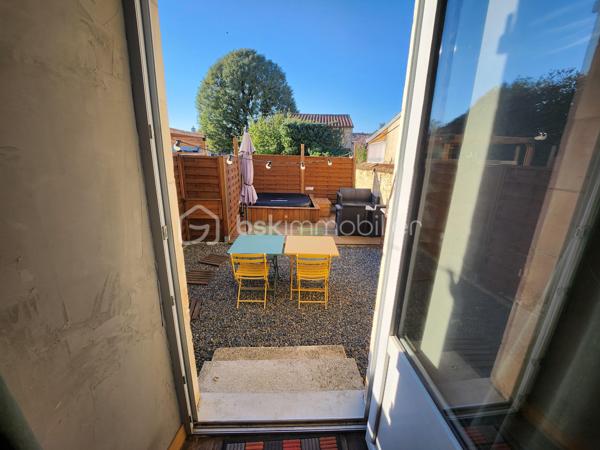 À Rouillé, au cœur du bourg, découvrez cette maison de caractère du XIXe siècle entièrement rénovée, accompagnée d’un appartement indépendant déjà exploité en location saisonnière. Une configuration rare pour vivre dans le charme de l’ancien tout en bénéficiant d’un complément de revenu.

La maison, 148 m²
Derrière ses murs en pierre et sa toiture en ardoise, la maison a été rénovée avec soin en conservant le cachet d’origine et ses beaux parquets anciens. Elle offre :

au rez-de-chaussée, une pièce modulable : salle de jeux, bibliothèque ou espace d’accueil ;
1er étage une grande pièce de vie lumineuse avec cuisine ouverte ; une salle d'eau avec WC
2ème étage : trois chambres et une salle de bain, WC séparé ;
une terrasse en bois avec bar, idéale pour les soirées d’été ;
en cave, un espace détente avec sauna et emplacement prévu pour un jacuzzi.

L’appartement, 57 m²
Totalement indépendant et entièrement meublé pour poursuivre la location en meublé de tourisme, il comprend un séjour avec cuisine ouverte, une salle d’eau et un WC séparé au rez-de-chaussée, deux chambres à l’étage et sa propre terrasse en bois qui acceuil un jacuzzi. Loué en meublé de tourisme depuis 4 ans, il génère environ 14 000 € de chiffre d’affaires par an, pour 150 à 160 nuitées. Historique de réservations communicable sur demande.

Deux projets possibles

Vous cherchez une maison familiale : installez-vous dans la maison et poursuivez la location de l’appartement. Ces revenus peuvent alléger sensiblement vos mensualités de crédit.
Vous êtes investisseur : reprenez un ensemble rénové et rentable dès l’acquisition, avec un potentiel locatif sur les deux logements.

Les plus
Rénovation complète (isolation, électricité, plomberie, menuiseries), compteurs séparés pour chaque logement, raccordement au tout-à-l’égout, garage avec accès direct sur rue, terrain d’environ 600 m².

Produit Rare!
A découvrir rapidement !