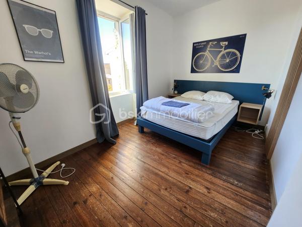 À Rouillé, au cœur du bourg, découvrez cette maison de caractère du XIXe siècle entièrement rénovée, accompagnée d’un appartement indépendant déjà exploité en location saisonnière. Une configuration rare pour vivre dans le charme de l’ancien tout en bénéficiant d’un complément de revenu.

La maison, 148 m²
Derrière ses murs en pierre et sa toiture en ardoise, la maison a été rénovée avec soin en conservant le cachet d’origine et ses beaux parquets anciens. Elle offre :

au rez-de-chaussée, une pièce modulable : salle de jeux, bibliothèque ou espace d’accueil ;
1er étage une grande pièce de vie lumineuse avec cuisine ouverte ; une salle d'eau avec WC
2ème étage : trois chambres et une salle de bain, WC séparé ;
une terrasse en bois avec bar, idéale pour les soirées d’été ;
en cave, un espace détente avec sauna et emplacement prévu pour un jacuzzi.

L’appartement, 57 m²
Totalement indépendant et entièrement meublé pour poursuivre la location en meublé de tourisme, il comprend un séjour avec cuisine ouverte, une salle d’eau et un WC séparé au rez-de-chaussée, deux chambres à l’étage et sa propre terrasse en bois qui acceuil un jacuzzi. Loué en meublé de tourisme depuis 4 ans, il génère environ 14 000 € de chiffre d’affaires par an, pour 150 à 160 nuitées. Historique de réservations communicable sur demande.

Deux projets possibles

Vous cherchez une maison familiale : installez-vous dans la maison et poursuivez la location de l’appartement. Ces revenus peuvent alléger sensiblement vos mensualités de crédit.
Vous êtes investisseur : reprenez un ensemble rénové et rentable dès l’acquisition, avec un potentiel locatif sur les deux logements.

Les plus
Rénovation complète (isolation, électricité, plomberie, menuiseries), compteurs séparés pour chaque logement, raccordement au tout-à-l’égout, garage avec accès direct sur rue, terrain d’environ 600 m².

Produit Rare!
A découvrir rapidement !