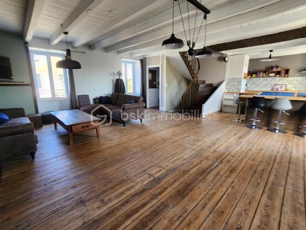 À Rouillé, au cœur du bourg, découvrez cette maison de caractère du XIXe siècle entièrement rénovée, accompagnée d’un appartement indépendant déjà exploité en location saisonnière. Une configuration rare pour vivre dans le charme de l’ancien tout en bénéficiant d’un complément de revenu.

La maison, 148 m²
Derrière ses murs en pierre et sa toiture en ardoise, la maison a été rénovée avec soin en conservant le cachet d’origine et ses beaux parquets anciens. Elle offre :

au rez-de-chaussée, une pièce modulable : salle de jeux, bibliothèque ou espace d’accueil ;
1er étage une grande pièce de vie lumineuse avec cuisine ouverte ; une salle d'eau avec WC
2ème étage : trois chambres et une salle de bain, WC séparé ;
une terrasse en bois avec bar, idéale pour les soirées d’été ;
en cave, un espace détente avec sauna et emplacement prévu pour un jacuzzi.

L’appartement, 57 m²
Totalement indépendant et entièrement meublé pour poursuivre la location en meublé de tourisme, il comprend un séjour avec cuisine ouverte, une salle d’eau et un WC séparé au rez-de-chaussée, deux chambres à l’étage et sa propre terrasse en bois qui acceuil un jacuzzi. Loué en meublé de tourisme depuis 4 ans, il génère environ 14 000 € de chiffre d’affaires par an, pour 150 à 160 nuitées. Historique de réservations communicable sur demande.

Deux projets possibles

Vous cherchez une maison familiale : installez-vous dans la maison et poursuivez la location de l’appartement. Ces revenus peuvent alléger sensiblement vos mensualités de crédit.
Vous êtes investisseur : reprenez un ensemble rénové et rentable dès l’acquisition, avec un potentiel locatif sur les deux logements.

Les plus
Rénovation complète (isolation, électricité, plomberie, menuiseries), compteurs séparés pour chaque logement, raccordement au tout-à-l’égout, garage avec accès direct sur rue, terrain d’environ 600 m².

Produit Rare!
A découvrir rapidement !