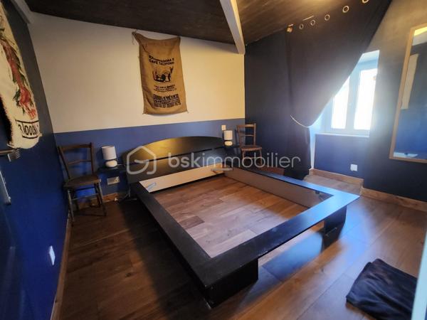 À Rouillé, au cœur du bourg, découvrez cette maison de caractère du XIXe siècle entièrement rénovée, accompagnée d’un appartement indépendant déjà exploité en location saisonnière. Une configuration rare pour vivre dans le charme de l’ancien tout en bénéficiant d’un complément de revenu.

La maison, 148 m²
Derrière ses murs en pierre et sa toiture en ardoise, la maison a été rénovée avec soin en conservant le cachet d’origine et ses beaux parquets anciens. Elle offre :

au rez-de-chaussée, une pièce modulable : salle de jeux, bibliothèque ou espace d’accueil ;
1er étage une grande pièce de vie lumineuse avec cuisine ouverte ; une salle d'eau avec WC
2ème étage : trois chambres et une salle de bain, WC séparé ;
une terrasse en bois avec bar, idéale pour les soirées d’été ;
en cave, un espace détente avec sauna et emplacement prévu pour un jacuzzi.

L’appartement, 57 m²
Totalement indépendant et entièrement meublé pour poursuivre la location en meublé de tourisme, il comprend un séjour avec cuisine ouverte, une salle d’eau et un WC séparé au rez-de-chaussée, deux chambres à l’étage et sa propre terrasse en bois qui acceuil un jacuzzi. Loué en meublé de tourisme depuis 4 ans, il génère environ 14 000 € de chiffre d’affaires par an, pour 150 à 160 nuitées. Historique de réservations communicable sur demande.

Deux projets possibles

Vous cherchez une maison familiale : installez-vous dans la maison et poursuivez la location de l’appartement. Ces revenus peuvent alléger sensiblement vos mensualités de crédit.
Vous êtes investisseur : reprenez un ensemble rénové et rentable dès l’acquisition, avec un potentiel locatif sur les deux logements.

Les plus
Rénovation complète (isolation, électricité, plomberie, menuiseries), compteurs séparés pour chaque logement, raccordement au tout-à-l’égout, garage avec accès direct sur rue, terrain d’environ 600 m².

Produit Rare!
A découvrir rapidement !
