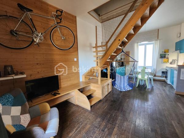 À Rouillé, au cœur du bourg, découvrez cette maison de caractère du XIXe siècle entièrement rénovée, accompagnée d’un appartement indépendant déjà exploité en location saisonnière. Une configuration rare pour vivre dans le charme de l’ancien tout en bénéficiant d’un complément de revenu.

La maison, 148 m²
Derrière ses murs en pierre et sa toiture en ardoise, la maison a été rénovée avec soin en conservant le cachet d’origine et ses beaux parquets anciens. Elle offre :

au rez-de-chaussée, une pièce modulable : salle de jeux, bibliothèque ou espace d’accueil ;
1er étage une grande pièce de vie lumineuse avec cuisine ouverte ; une salle d'eau avec WC
2ème étage : trois chambres et une salle de bain, WC séparé ;
une terrasse en bois avec bar, idéale pour les soirées d’été ;
en cave, un espace détente avec sauna et emplacement prévu pour un jacuzzi.

L’appartement, 57 m²
Totalement indépendant et entièrement meublé pour poursuivre la location en meublé de tourisme, il comprend un séjour avec cuisine ouverte, une salle d’eau et un WC séparé au rez-de-chaussée, deux chambres à l’étage et sa propre terrasse en bois qui acceuil un jacuzzi. Loué en meublé de tourisme depuis 4 ans, il génère environ 14 000 € de chiffre d’affaires par an, pour 150 à 160 nuitées. Historique de réservations communicable sur demande.

Deux projets possibles

Vous cherchez une maison familiale : installez-vous dans la maison et poursuivez la location de l’appartement. Ces revenus peuvent alléger sensiblement vos mensualités de crédit.
Vous êtes investisseur : reprenez un ensemble rénové et rentable dès l’acquisition, avec un potentiel locatif sur les deux logements.

Les plus
Rénovation complète (isolation, électricité, plomberie, menuiseries), compteurs séparés pour chaque logement, raccordement au tout-à-l’égout, garage avec accès direct sur rue, terrain d’environ 600 m².

Produit Rare!
A découvrir rapidement !