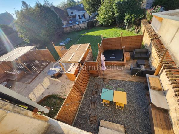 À Rouillé, au cœur du bourg, découvrez cette maison de caractère du XIXe siècle entièrement rénovée, accompagnée d’un appartement indépendant déjà exploité en location saisonnière. Une configuration rare pour vivre dans le charme de l’ancien tout en bénéficiant d’un complément de revenu.

La maison, 148 m²
Derrière ses murs en pierre et sa toiture en ardoise, la maison a été rénovée avec soin en conservant le cachet d’origine et ses beaux parquets anciens. Elle offre :

au rez-de-chaussée, une pièce modulable : salle de jeux, bibliothèque ou espace d’accueil ;
1er étage une grande pièce de vie lumineuse avec cuisine ouverte ; une salle d'eau avec WC
2ème étage : trois chambres et une salle de bain, WC séparé ;
une terrasse en bois avec bar, idéale pour les soirées d’été ;
en cave, un espace détente avec sauna et emplacement prévu pour un jacuzzi.

L’appartement, 57 m²
Totalement indépendant et entièrement meublé pour poursuivre la location en meublé de tourisme, il comprend un séjour avec cuisine ouverte, une salle d’eau et un WC séparé au rez-de-chaussée, deux chambres à l’étage et sa propre terrasse en bois qui acceuil un jacuzzi. Loué en meublé de tourisme depuis 4 ans, il génère environ 14 000 € de chiffre d’affaires par an, pour 150 à 160 nuitées. Historique de réservations communicable sur demande.

Deux projets possibles

Vous cherchez une maison familiale : installez-vous dans la maison et poursuivez la location de l’appartement. Ces revenus peuvent alléger sensiblement vos mensualités de crédit.
Vous êtes investisseur : reprenez un ensemble rénové et rentable dès l’acquisition, avec un potentiel locatif sur les deux logements.

Les plus
Rénovation complète (isolation, électricité, plomberie, menuiseries), compteurs séparés pour chaque logement, raccordement au tout-à-l’égout, garage avec accès direct sur rue, terrain d’environ 600 m².

Produit Rare!
A découvrir rapidement !