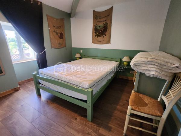 À Rouillé, au cœur du bourg, découvrez cette maison de caractère du XIXe siècle entièrement rénovée, accompagnée d’un appartement indépendant déjà exploité en location saisonnière. Une configuration rare pour vivre dans le charme de l’ancien tout en bénéficiant d’un complément de revenu.

La maison, 148 m²
Derrière ses murs en pierre et sa toiture en ardoise, la maison a été rénovée avec soin en conservant le cachet d’origine et ses beaux parquets anciens. Elle offre :

au rez-de-chaussée, une pièce modulable : salle de jeux, bibliothèque ou espace d’accueil ;
1er étage une grande pièce de vie lumineuse avec cuisine ouverte ; une salle d'eau avec WC
2ème étage : trois chambres et une salle de bain, WC séparé ;
une terrasse en bois avec bar, idéale pour les soirées d’été ;
en cave, un espace détente avec sauna et emplacement prévu pour un jacuzzi.

L’appartement, 57 m²
Totalement indépendant et entièrement meublé pour poursuivre la location en meublé de tourisme, il comprend un séjour avec cuisine ouverte, une salle d’eau et un WC séparé au rez-de-chaussée, deux chambres à l’étage et sa propre terrasse en bois qui acceuil un jacuzzi. Loué en meublé de tourisme depuis 4 ans, il génère environ 14 000 € de chiffre d’affaires par an, pour 150 à 160 nuitées. Historique de réservations communicable sur demande.

Deux projets possibles

Vous cherchez une maison familiale : installez-vous dans la maison et poursuivez la location de l’appartement. Ces revenus peuvent alléger sensiblement vos mensualités de crédit.
Vous êtes investisseur : reprenez un ensemble rénové et rentable dès l’acquisition, avec un potentiel locatif sur les deux logements.

Les plus
Rénovation complète (isolation, électricité, plomberie, menuiseries), compteurs séparés pour chaque logement, raccordement au tout-à-l’égout, garage avec accès direct sur rue, terrain d’environ 600 m².

Produit Rare!
A découvrir rapidement !