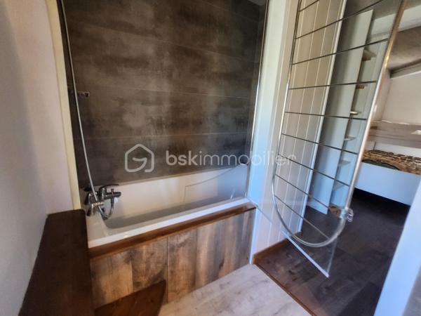 À Rouillé, au cœur du bourg, découvrez cette maison de caractère du XIXe siècle entièrement rénovée, accompagnée d’un appartement indépendant déjà exploité en location saisonnière. Une configuration rare pour vivre dans le charme de l’ancien tout en bénéficiant d’un complément de revenu.

La maison, 148 m²
Derrière ses murs en pierre et sa toiture en ardoise, la maison a été rénovée avec soin en conservant le cachet d’origine et ses beaux parquets anciens. Elle offre :

au rez-de-chaussée, une pièce modulable : salle de jeux, bibliothèque ou espace d’accueil ;
1er étage une grande pièce de vie lumineuse avec cuisine ouverte ; une salle d'eau avec WC
2ème étage : trois chambres et une salle de bain, WC séparé ;
une terrasse en bois avec bar, idéale pour les soirées d’été ;
en cave, un espace détente avec sauna et emplacement prévu pour un jacuzzi.

L’appartement, 57 m²
Totalement indépendant et entièrement meublé pour poursuivre la location en meublé de tourisme, il comprend un séjour avec cuisine ouverte, une salle d’eau et un WC séparé au rez-de-chaussée, deux chambres à l’étage et sa propre terrasse en bois qui acceuil un jacuzzi. Loué en meublé de tourisme depuis 4 ans, il génère environ 14 000 € de chiffre d’affaires par an, pour 150 à 160 nuitées. Historique de réservations communicable sur demande.

Deux projets possibles

Vous cherchez une maison familiale : installez-vous dans la maison et poursuivez la location de l’appartement. Ces revenus peuvent alléger sensiblement vos mensualités de crédit.
Vous êtes investisseur : reprenez un ensemble rénové et rentable dès l’acquisition, avec un potentiel locatif sur les deux logements.

Les plus
Rénovation complète (isolation, électricité, plomberie, menuiseries), compteurs séparés pour chaque logement, raccordement au tout-à-l’égout, garage avec accès direct sur rue, terrain d’environ 600 m².

Produit Rare!
A découvrir rapidement !