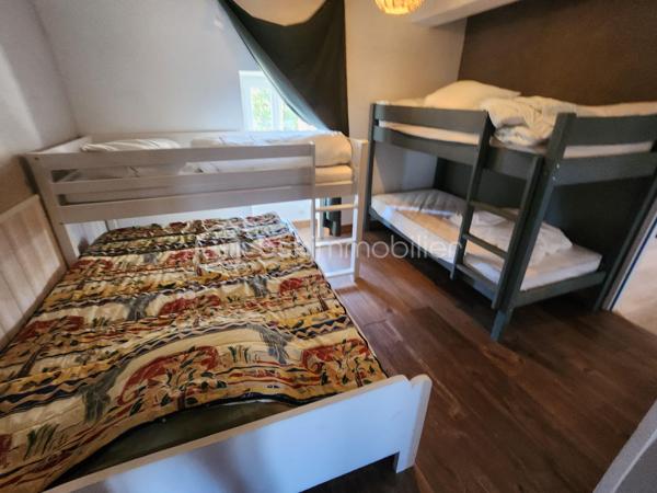 À Rouillé, au cœur du bourg, découvrez cette maison de caractère du XIXe siècle entièrement rénovée, accompagnée d’un appartement indépendant déjà exploité en location saisonnière. Une configuration rare pour vivre dans le charme de l’ancien tout en bénéficiant d’un complément de revenu.

La maison, 148 m²
Derrière ses murs en pierre et sa toiture en ardoise, la maison a été rénovée avec soin en conservant le cachet d’origine et ses beaux parquets anciens. Elle offre :

au rez-de-chaussée, une pièce modulable : salle de jeux, bibliothèque ou espace d’accueil ;
1er étage une grande pièce de vie lumineuse avec cuisine ouverte ; une salle d'eau avec WC
2ème étage : trois chambres et une salle de bain, WC séparé ;
une terrasse en bois avec bar, idéale pour les soirées d’été ;
en cave, un espace détente avec sauna et emplacement prévu pour un jacuzzi.

L’appartement, 57 m²
Totalement indépendant et entièrement meublé pour poursuivre la location en meublé de tourisme, il comprend un séjour avec cuisine ouverte, une salle d’eau et un WC séparé au rez-de-chaussée, deux chambres à l’étage et sa propre terrasse en bois qui acceuil un jacuzzi. Loué en meublé de tourisme depuis 4 ans, il génère environ 14 000 € de chiffre d’affaires par an, pour 150 à 160 nuitées. Historique de réservations communicable sur demande.

Deux projets possibles

Vous cherchez une maison familiale : installez-vous dans la maison et poursuivez la location de l’appartement. Ces revenus peuvent alléger sensiblement vos mensualités de crédit.
Vous êtes investisseur : reprenez un ensemble rénové et rentable dès l’acquisition, avec un potentiel locatif sur les deux logements.

Les plus
Rénovation complète (isolation, électricité, plomberie, menuiseries), compteurs séparés pour chaque logement, raccordement au tout-à-l’égout, garage avec accès direct sur rue, terrain d’environ 600 m².

Produit Rare!
A découvrir rapidement !
