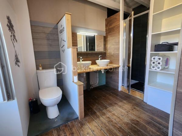 À Rouillé, au cœur du bourg, découvrez cette maison de caractère du XIXe siècle entièrement rénovée, accompagnée d’un appartement indépendant déjà exploité en location saisonnière. Une configuration rare pour vivre dans le charme de l’ancien tout en bénéficiant d’un complément de revenu.

La maison, 148 m²
Derrière ses murs en pierre et sa toiture en ardoise, la maison a été rénovée avec soin en conservant le cachet d’origine et ses beaux parquets anciens. Elle offre :

au rez-de-chaussée, une pièce modulable : salle de jeux, bibliothèque ou espace d’accueil ;
1er étage une grande pièce de vie lumineuse avec cuisine ouverte ; une salle d'eau avec WC
2ème étage : trois chambres et une salle de bain, WC séparé ;
une terrasse en bois avec bar, idéale pour les soirées d’été ;
en cave, un espace détente avec sauna et emplacement prévu pour un jacuzzi.

L’appartement, 57 m²
Totalement indépendant et entièrement meublé pour poursuivre la location en meublé de tourisme, il comprend un séjour avec cuisine ouverte, une salle d’eau et un WC séparé au rez-de-chaussée, deux chambres à l’étage et sa propre terrasse en bois qui acceuil un jacuzzi. Loué en meublé de tourisme depuis 4 ans, il génère environ 14 000 € de chiffre d’affaires par an, pour 150 à 160 nuitées. Historique de réservations communicable sur demande.

Deux projets possibles

Vous cherchez une maison familiale : installez-vous dans la maison et poursuivez la location de l’appartement. Ces revenus peuvent alléger sensiblement vos mensualités de crédit.
Vous êtes investisseur : reprenez un ensemble rénové et rentable dès l’acquisition, avec un potentiel locatif sur les deux logements.

Les plus
Rénovation complète (isolation, électricité, plomberie, menuiseries), compteurs séparés pour chaque logement, raccordement au tout-à-l’égout, garage avec accès direct sur rue, terrain d’environ 600 m².

Produit Rare!
A découvrir rapidement !