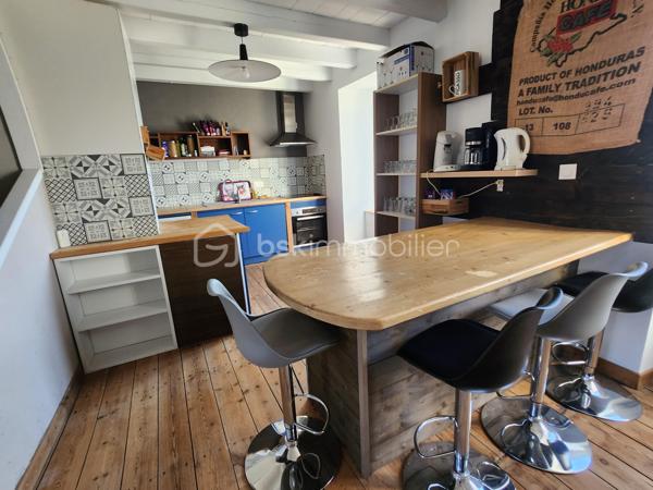 À Rouillé, au cœur du bourg, découvrez cette maison de caractère du XIXe siècle entièrement rénovée, accompagnée d’un appartement indépendant déjà exploité en location saisonnière. Une configuration rare pour vivre dans le charme de l’ancien tout en bénéficiant d’un complément de revenu.

La maison, 148 m²
Derrière ses murs en pierre et sa toiture en ardoise, la maison a été rénovée avec soin en conservant le cachet d’origine et ses beaux parquets anciens. Elle offre :

au rez-de-chaussée, une pièce modulable : salle de jeux, bibliothèque ou espace d’accueil ;
1er étage une grande pièce de vie lumineuse avec cuisine ouverte ; une salle d'eau avec WC
2ème étage : trois chambres et une salle de bain, WC séparé ;
une terrasse en bois avec bar, idéale pour les soirées d’été ;
en cave, un espace détente avec sauna et emplacement prévu pour un jacuzzi.

L’appartement, 57 m²
Totalement indépendant et entièrement meublé pour poursuivre la location en meublé de tourisme, il comprend un séjour avec cuisine ouverte, une salle d’eau et un WC séparé au rez-de-chaussée, deux chambres à l’étage et sa propre terrasse en bois qui acceuil un jacuzzi. Loué en meublé de tourisme depuis 4 ans, il génère environ 14 000 € de chiffre d’affaires par an, pour 150 à 160 nuitées. Historique de réservations communicable sur demande.

Deux projets possibles

Vous cherchez une maison familiale : installez-vous dans la maison et poursuivez la location de l’appartement. Ces revenus peuvent alléger sensiblement vos mensualités de crédit.
Vous êtes investisseur : reprenez un ensemble rénové et rentable dès l’acquisition, avec un potentiel locatif sur les deux logements.

Les plus
Rénovation complète (isolation, électricité, plomberie, menuiseries), compteurs séparés pour chaque logement, raccordement au tout-à-l’égout, garage avec accès direct sur rue, terrain d’environ 600 m².

Produit Rare!
A découvrir rapidement !