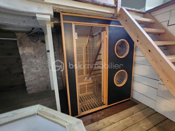 À Rouillé, au cœur du bourg, découvrez cette maison de caractère du XIXe siècle entièrement rénovée, accompagnée d’un appartement indépendant déjà exploité en location saisonnière. Une configuration rare pour vivre dans le charme de l’ancien tout en bénéficiant d’un complément de revenu.

La maison, 148 m²
Derrière ses murs en pierre et sa toiture en ardoise, la maison a été rénovée avec soin en conservant le cachet d’origine et ses beaux parquets anciens. Elle offre :

au rez-de-chaussée, une pièce modulable : salle de jeux, bibliothèque ou espace d’accueil ;
1er étage une grande pièce de vie lumineuse avec cuisine ouverte ; une salle d'eau avec WC
2ème étage : trois chambres et une salle de bain, WC séparé ;
une terrasse en bois avec bar, idéale pour les soirées d’été ;
en cave, un espace détente avec sauna et emplacement prévu pour un jacuzzi.

L’appartement, 57 m²
Totalement indépendant et entièrement meublé pour poursuivre la location en meublé de tourisme, il comprend un séjour avec cuisine ouverte, une salle d’eau et un WC séparé au rez-de-chaussée, deux chambres à l’étage et sa propre terrasse en bois qui acceuil un jacuzzi. Loué en meublé de tourisme depuis 4 ans, il génère environ 14 000 € de chiffre d’affaires par an, pour 150 à 160 nuitées. Historique de réservations communicable sur demande.

Deux projets possibles

Vous cherchez une maison familiale : installez-vous dans la maison et poursuivez la location de l’appartement. Ces revenus peuvent alléger sensiblement vos mensualités de crédit.
Vous êtes investisseur : reprenez un ensemble rénové et rentable dès l’acquisition, avec un potentiel locatif sur les deux logements.

Les plus
Rénovation complète (isolation, électricité, plomberie, menuiseries), compteurs séparés pour chaque logement, raccordement au tout-à-l’égout, garage avec accès direct sur rue, terrain d’environ 600 m².

Produit Rare!
A découvrir rapidement !