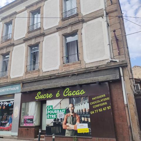 Appartement de type F3 avec cuisine équipée récente avec local commercial au RDC. Pouvant être dissocié offrant la possibilité de faire 2 locations séparer!