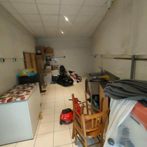 Appartement de type F3 avec cuisine équipée récente avec local commercial au RDC. Pouvant être dissocié offrant la possibilité de faire 2 locations séparer!