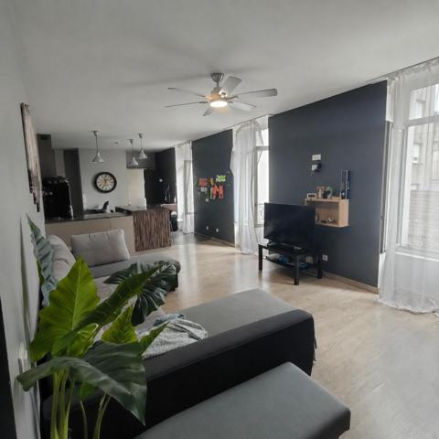 Appartement de type F3 avec cuisine équipée récente avec local commercial au RDC. Pouvant être dissocié offrant la possibilité de faire 2 locations séparer!