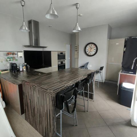 Appartement de type F3 avec cuisine équipée récente avec local commercial au RDC. Pouvant être dissocié offrant la possibilité de faire 2 locations séparer!