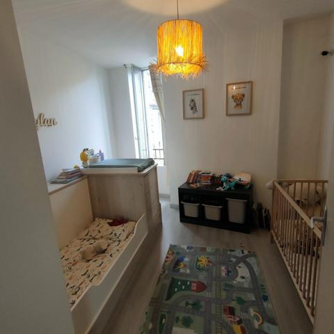 Appartement de type F3 avec cuisine équipée récente avec local commercial au RDC. Pouvant être dissocié offrant la possibilité de faire 2 locations séparer!