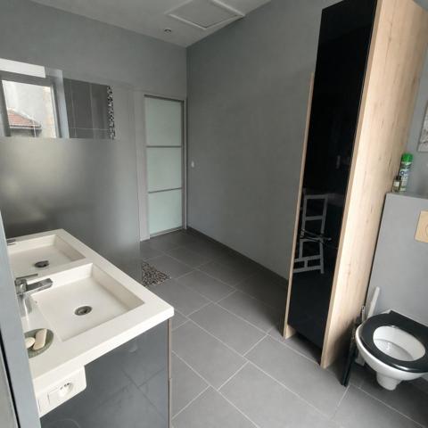 Appartement de type F3 avec cuisine équipée récente avec local commercial au RDC. Pouvant être dissocié offrant la possibilité de faire 2 locations séparer!